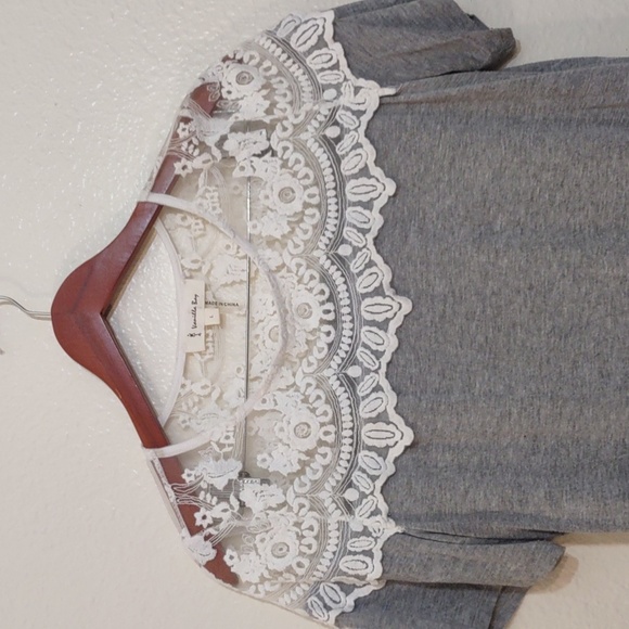 SLIGHTLY USED VANILLA BAY GRAY AND WHITE FLORAL EMBROIDERY SIZE L - Picture 7 of 10